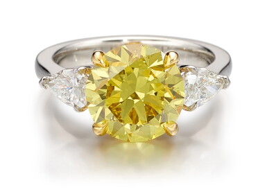 View full screen - View 1 of Lot 1177. GRAFF | FANCY VIVID YELLOW DIAMOND AND DIAMOND RING | 格拉夫 | 3.65卡拉 艷彩黃色 VS2淨度 鑽石 配 鑽石 戒指.