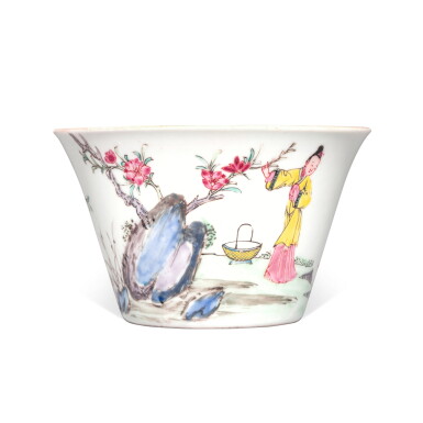 View full screen - View 1 of Lot 29. A famille-rose 'figural' cup, Mark and period of Yongzheng | 清雍正 粉彩人物故事圖盃 《大清雍正年製》款.