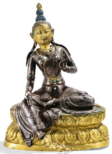View full screen - View 1 of Lot 23. STATUETTE DE SYAMATARA EN CUIVRE DORÉ ET ARGENT TIBET, XVIIIE SIÈCLE | 西藏 十八世紀 銀及鎏金銅嵌寳綠度母坐像 | A silver and gilt-copper figure of Syamatara, Tibet, 18th century.