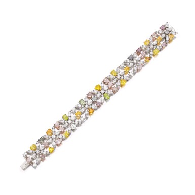 View full screen - View 1 of Lot 1814. Coloured Diamond and Diamond Bracelet | 彩色鑽石 配 鑽石 手鏈(39顆彩色鑽石共重13.60克拉).