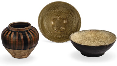 View full screen - View 1 of Lot 3. BOL MOULÉ À GLAÇURE CÉLADON, JARRE À GLAÇURE NOIRE ET ROUILLE HENAN ET BOL À GLAÇURE NOIRE ET CRAQUELÉE DYNASTIE SONG | 宋 陶器一組三件 | A moulded celadon-glazed bowl, a small henan russet-splashed jar and a black and crackled glazed bowl, Song Dynasty.