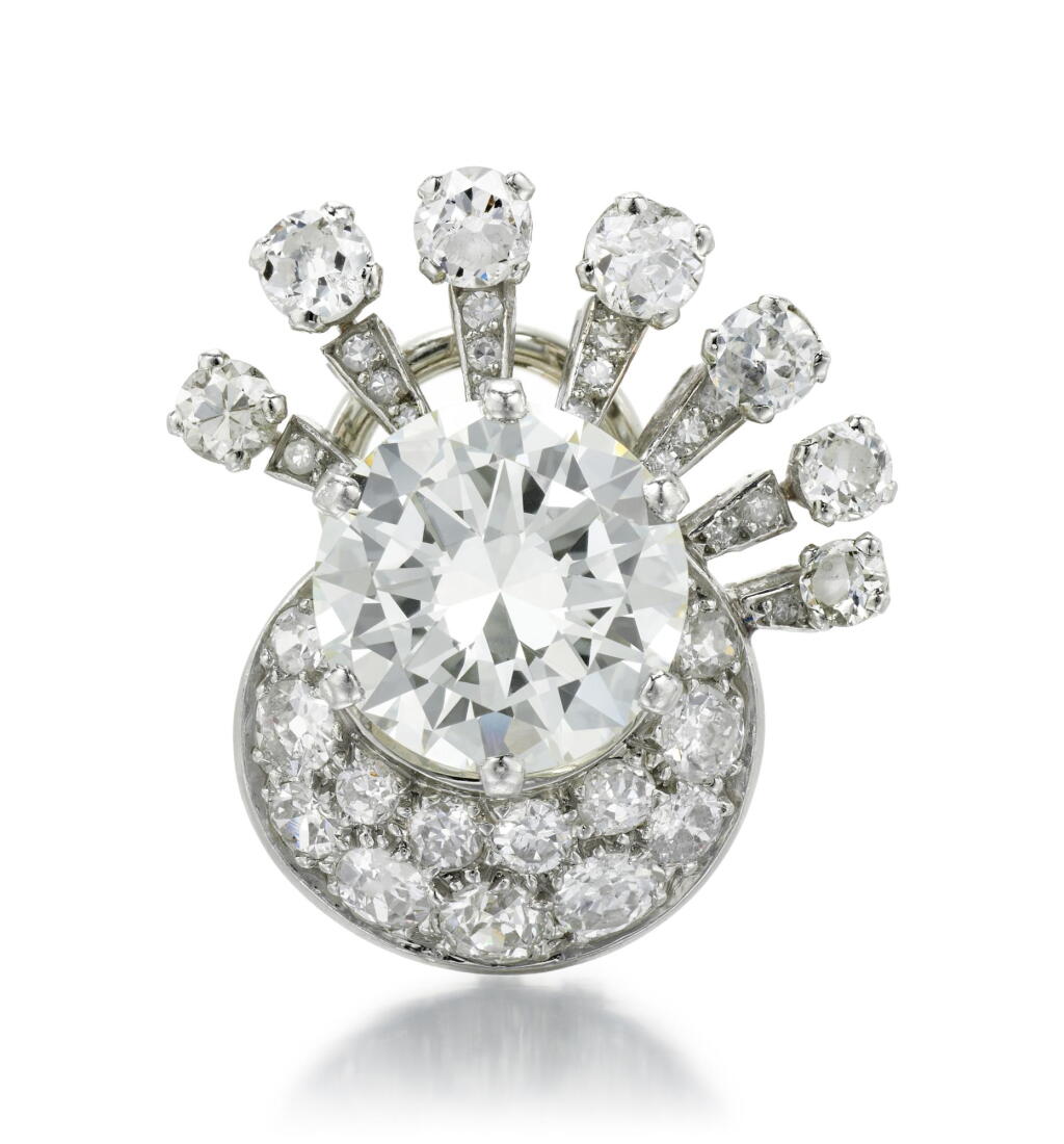 View full screen - View 1 of Lot 62. SINGLE DIAMOND EAR CLIP, MID 20TH CENTURY.