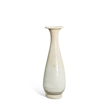 View full screen - View 1 of Lot 5605. A white-glazed vase, yuhuchunping, Five dynasties - Northern Song dynasty | 五代至北宋 白釉玉壺春瓶.