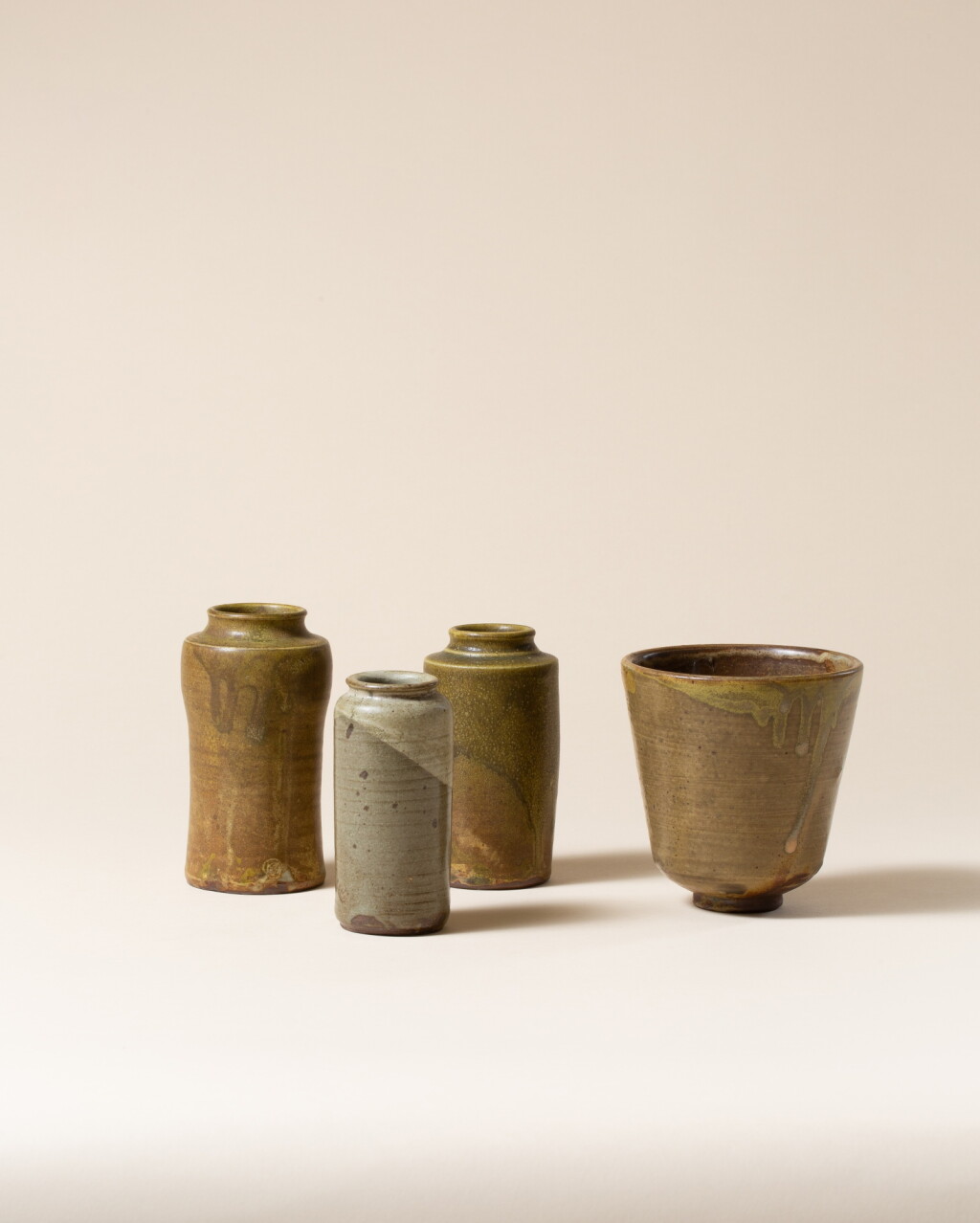 View full screen - View 1 of Lot 130. Trois vases et une coupe .