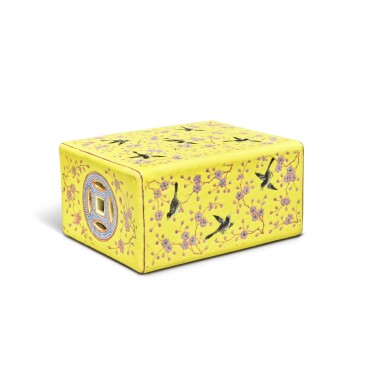 View full screen - View 1 of Lot 576. A rare yellow-ground famille-rose 'magpie and prunus' rectangular pillow, Qing dynasty, Tongzhi period | 清同治 黃地粉彩喜上眉梢紋長方枕.