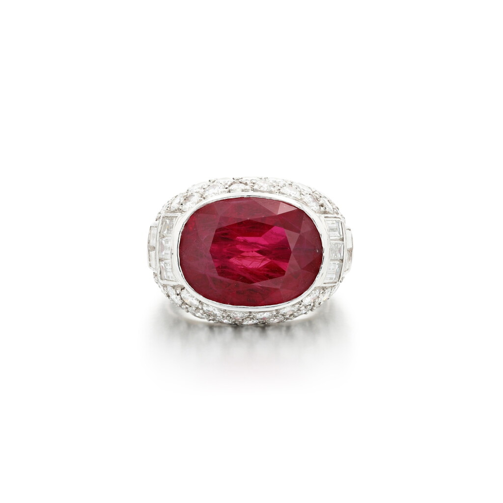 View full screen - View 1 of Lot 257. Bague rubis et diamants | Ruby and diamond ring.