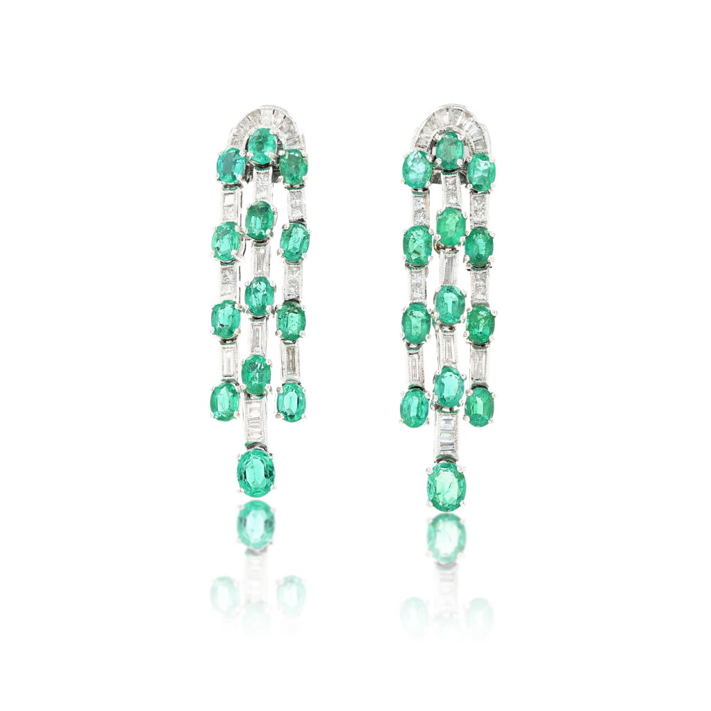 View full screen - View 1 of Lot 179. Paire de pendants d'oreilles émeraudes et diamants | Pair of emerald and diamond pendent earrings.