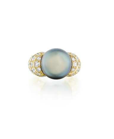 View full screen - View 1 of Lot 136. Bague perle de culture et diamants | Cultured pearl and diamond ring.
