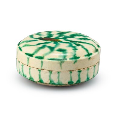 View full screen - View 1 of Lot 1082. A SANCAI CIRCULAR BOX AND COVER TANG DYNASTY | 唐 三彩圓蓋盒.