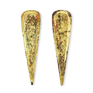 View full screen - View 1 of Lot 3053. A pair of gilt-bronze 'dragon' horse chanfrons, Warring States period - Han dynasty | 戰國至漢 鎏金銅龍紋當盧一對.