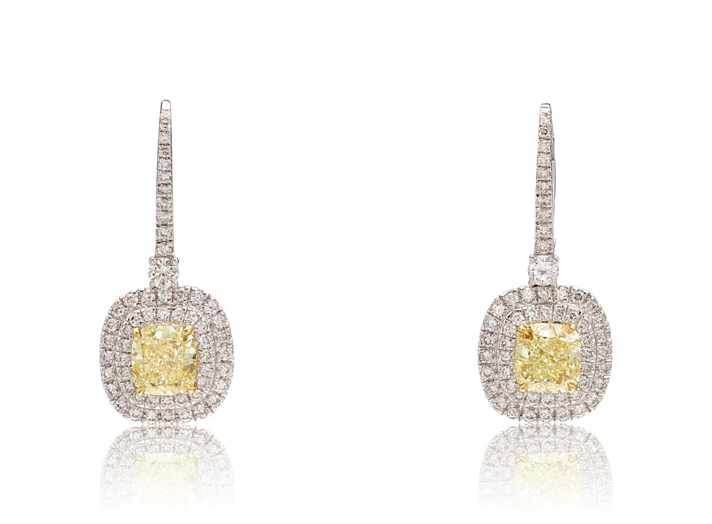 View full screen - View 1 of Lot 1260. PAIR OF FANCY YELLOW DIAMOND AND DIAMOND PENDENT EARRINGS | 1.08及1.08卡拉 古墊形 彩黃色 VS1淨度 鑽石 配 鑽石 吊耳環一對.