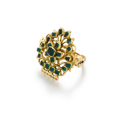 View full screen - View 1 of Lot 1018. An emerald and gold ring, 17th / 18th century or later.