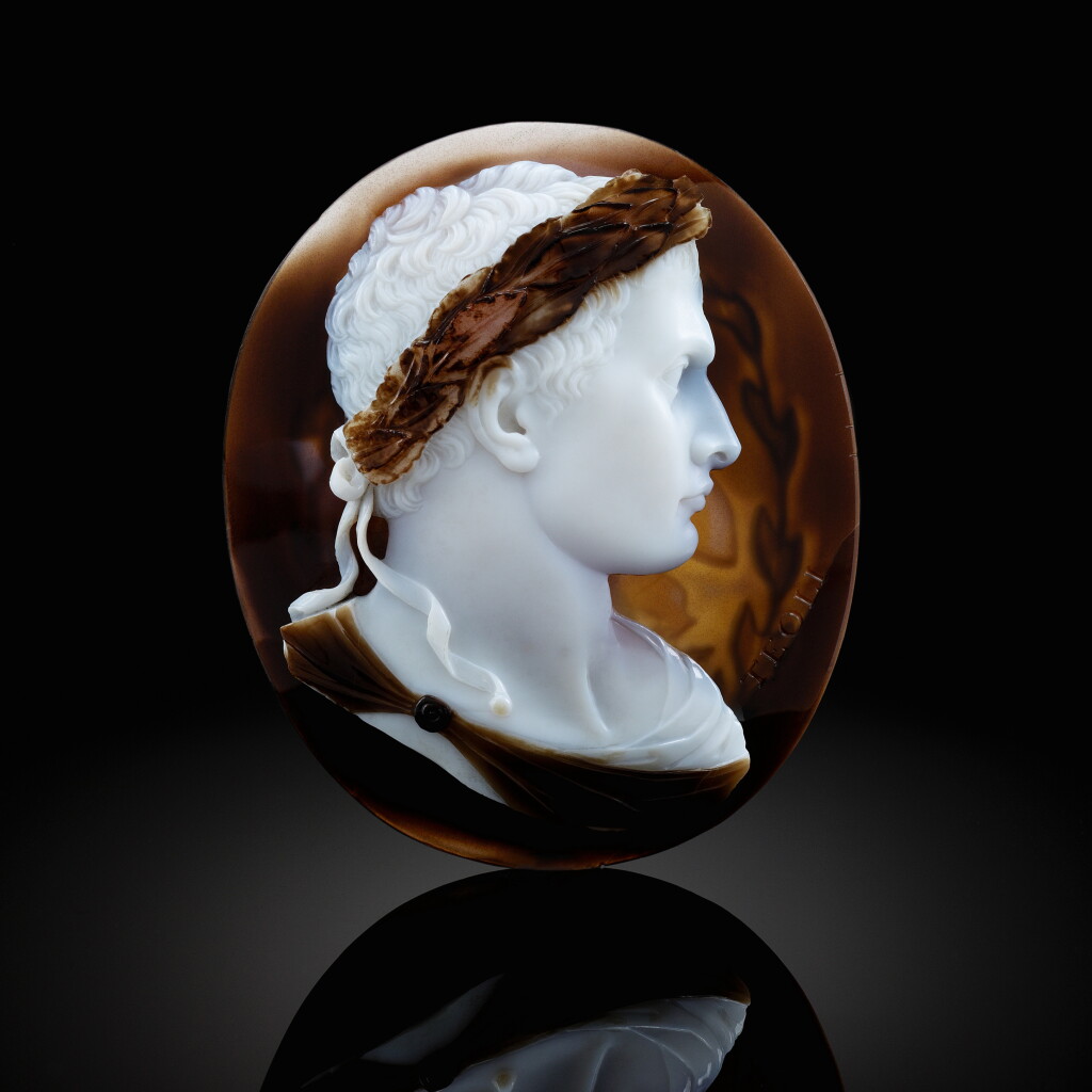 View full screen - View 1 of Lot 53. Cameo with Napoleon (recto) and the symbols of the Order of the Iron Crown (verso).