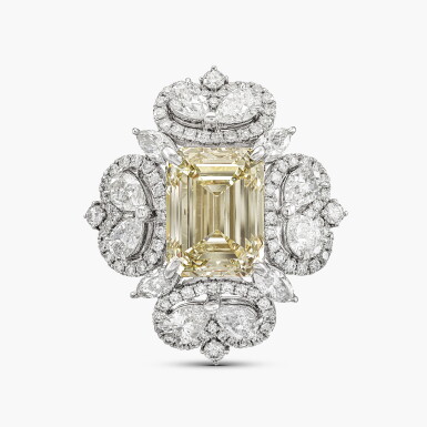 View full screen - View 1 of Lot 1440. Diamond Ring | 5.01克拉 方形 U至V色 鑽石 戒指.