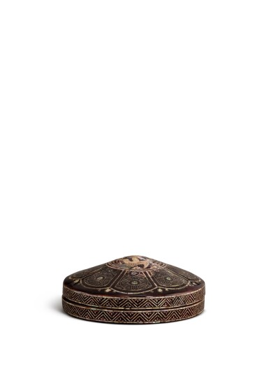 View full screen - View 1 of Lot 2517. An inscribed mother-of-pearl inlaid lacquer 'phoenix' box and cover, Ming dynasty, Hongzhi xinyou year, corresponding to 1501 | 明弘治辛酉年(1501年) 黑漆嵌螺鈿鳳凰花卉紋蓋盒 《弘治辛酉朱珮璽》款.
