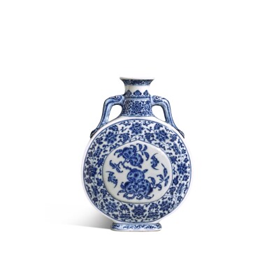 View full screen - View 1 of Lot 110. A rare blue and white 'peach and bat' moonflask, Seal mark and period of Qianlong | 清乾隆 青花纏枝蓮紋杏圓開光式福壽圖雙耳扁壺 《大清乾隆年製》款.