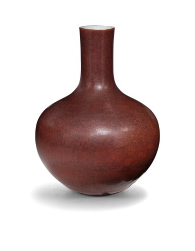View full screen - View 1 of Lot 162. A russet-glazed bottle vase, tianqiuping Qing dynasty, 19th century | 清十九世紀 灑紅釉天球瓶 《大清乾隆年製》仿款.