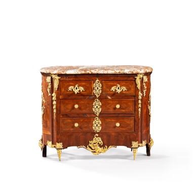 View full screen - View 1 of Lot 109. A rare Louis XIV gilt-bronze mounted kingwood veneered oval commode "en tambour arrondi par les deux bouts", circa 1715, attributed to the workshop of d’André-Charles Boulle | Rare petite commode ovale ou « en tambour arrondi par les deux bouts » en placage de bois de violette d’époque Louis XIV, vers 1715, attribuée à l’atelier d’André-Charles Boulle.