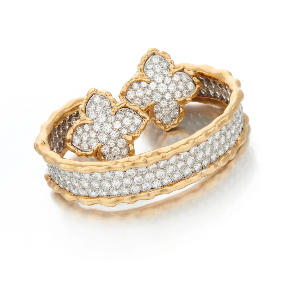 View full screen - View 1 of Lot 104. Diamond pair of earrings and bracelet (Paio di orecchini e bracciale in diamanti).