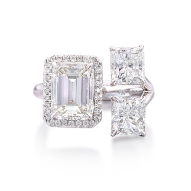 View full screen - View 1 of Lot 2834. Diamond Ring | 2.52克拉 方形 J色 鑽石 配 1.11 及 1.06克拉 方形 G色 鑽石 戒指.