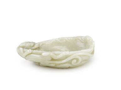 View full screen - View 1 of Lot 99. A large Ming-style celadon jade washer, Early 20th century | 二十世紀初 青玉螭龍紋洗.