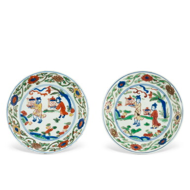 View full screen - View 1 of Lot 434. A PAIR OF WUCAI ‘FIGURES’ DISHES MARKS AND PERIOD OF WANLI | 明萬曆 五彩人物圖盤一對 《大明萬曆年製》款.