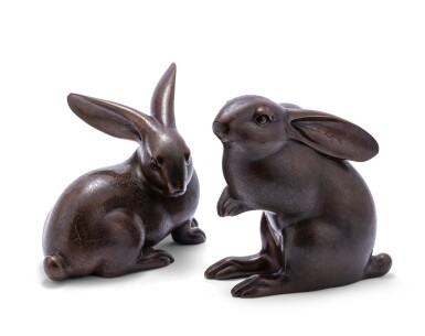 View full screen - View 1 of Lot 247. Deux figures de lapins en bronze patiné Japon, époque Meiji ou postérieure | 日本 明治時期或更後期 銅兔兩件 「久壽亅款 | Two bronze okimono of rabbits, Japan, Meiji period or later.