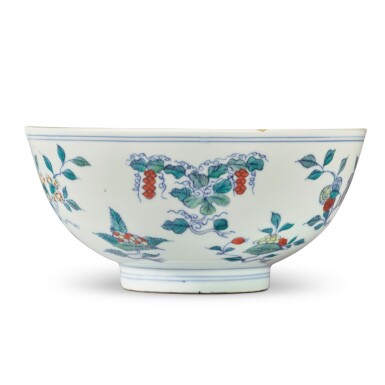 View full screen - View 1 of Lot 807. A doucai 'fruits' bowl, Qing dynasty, Kangxi / Yongzheng period | 清康熙 / 雍正 鬥彩花果紋盌.