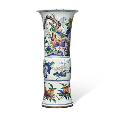 View full screen - View 1 of Lot 367. A wucai 'phoenix' gu-form vase, Qing dynasty, Shunzhi / early Kangxi period | 清順治 / 康熙初 青花五彩錦堂富貴圖花觚.