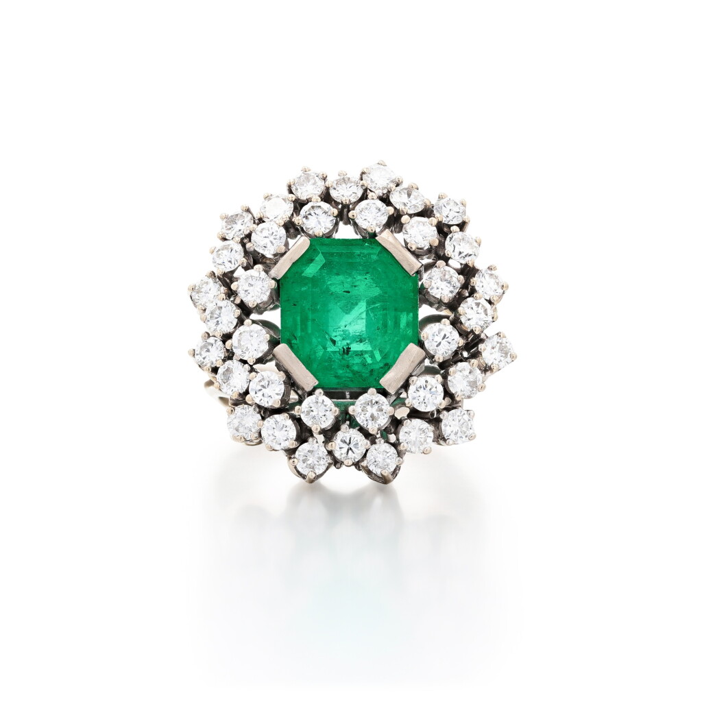 View full screen - View 1 of Lot 145. Bague émeraude et diamants | Emerald and diamond ring.