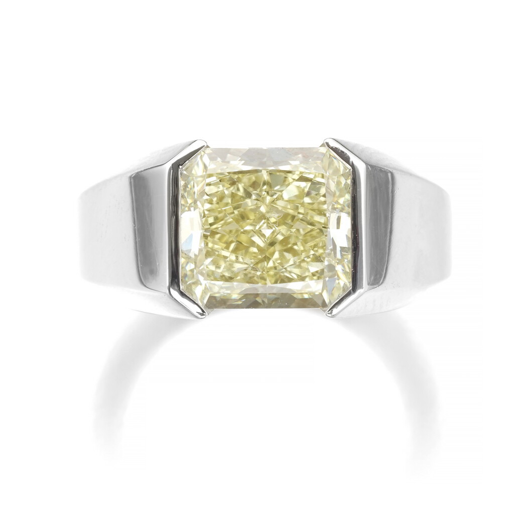View full screen - View 1 of Lot 9. GRAFF | DIAMOND RING.
