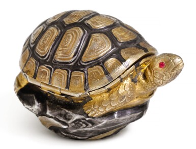 View full screen - View 1 of Lot 280. A PARCEL-GILT AND OXIDISED SILVER BONBONNIERE IN THE SHAPE OF A TURTLE, FRENCH, EARLY 20TH CENTURY, RETAILED BY ASPREY, LONDON, 1906.