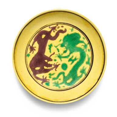 View full screen - View 1 of Lot 288. A GREEN AND AUBERGINE-ENAMELLED YELLOW-GROUND 'DRAGON' DISH, KANGXI MARK AND PERIOD | 清康熙 黃地紫綠彩雙龍趕珠紋盤 《大清康熙年製》款.
