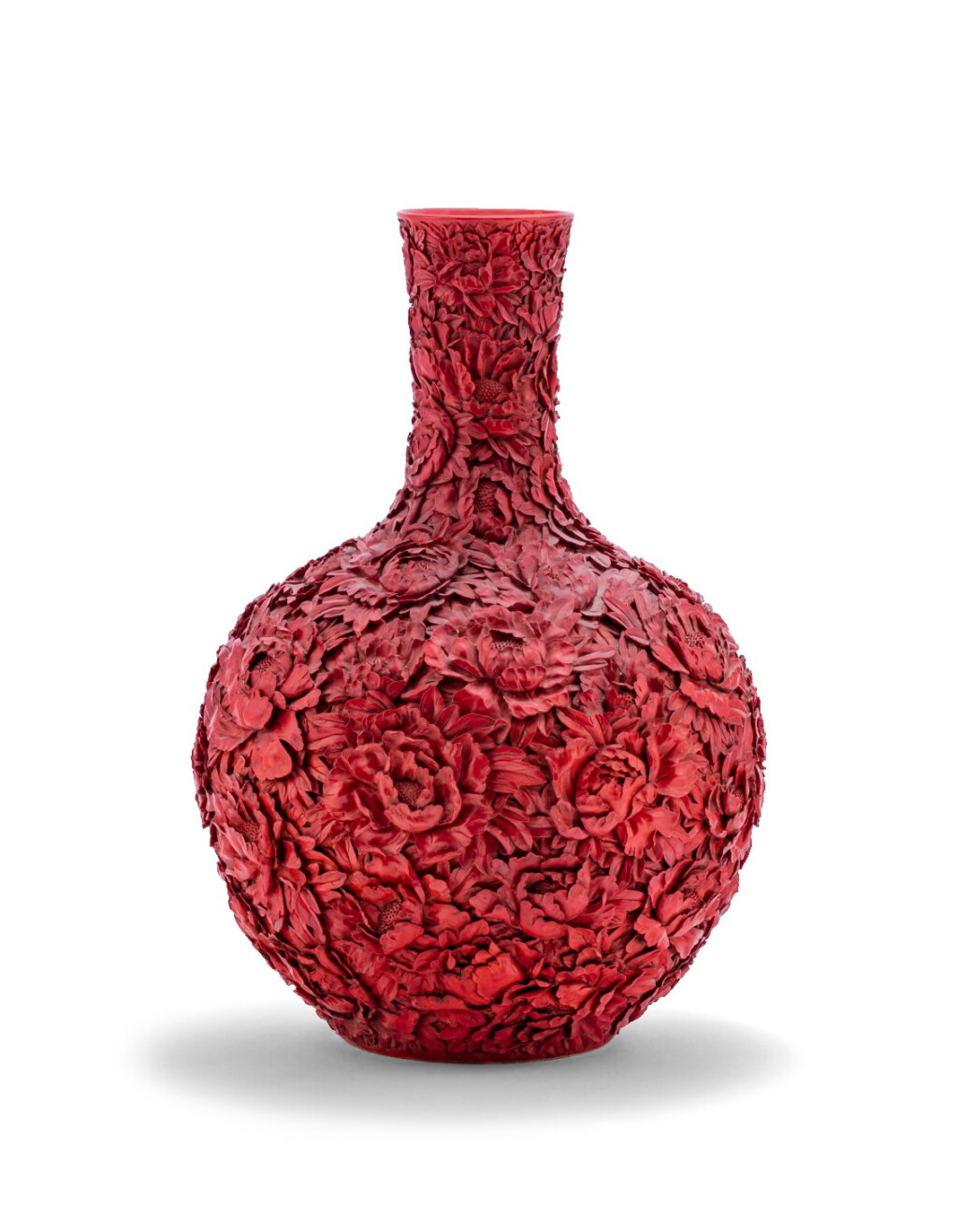 View full screen - View 1 of Lot 204. Grand vase en porcelaine imitant le laque, tianqiuping XXE siècle | 二十世紀 雕瓷仿漆萬花天球瓶 《大清乾隆年製》仿款 | A finely carved porcelain lacquer-imitation floral vase, tianqiuping, 20th century.
