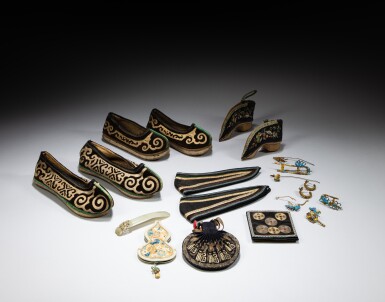 View full screen - View 1 of Lot 132. A group of court lady implements, Qing dynasty | 清 仕女器一組三十件.