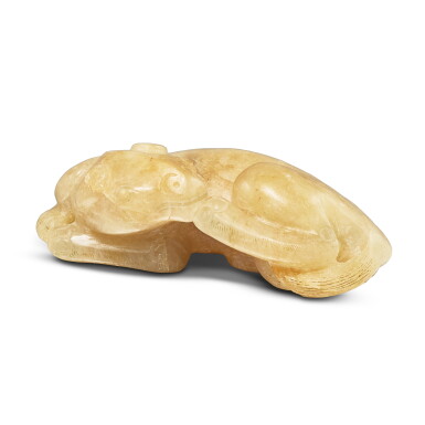 View full screen - View 1 of Lot 497. An agate figure of a badger, Qing dynasty, 18th - 19th century 清十八至十九世紀 瑪瑙臥獾.