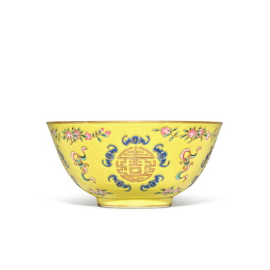 View full screen - View 1 of Lot 566. A gilt-decorated yellow-ground famille-rose 'bats and shou' bowl, Mark and period of Tongzhi | 清同治 黃地粉彩福壽萬年紋盌 《同治年製》款.