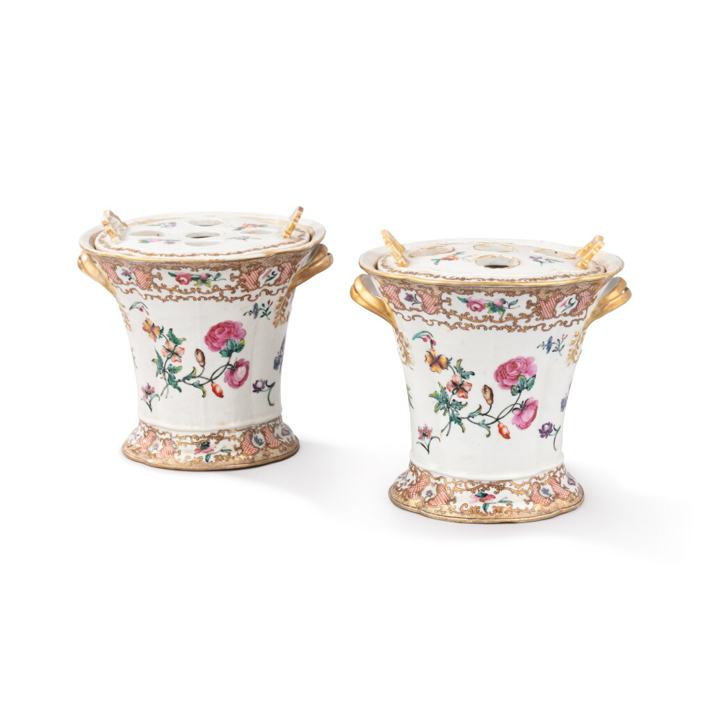 View full screen - View 1 of Lot 1025. A pair of Compagnie des Indes "bouquetières", circa 1780 | Paire de bouquetières en porcelaine de la Compagnie des Indes, vers 1780.