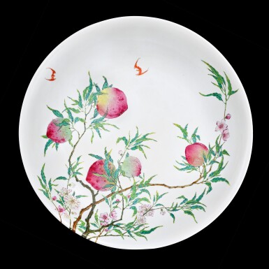 全萤幕检视 - 查看3An outstanding and finely enamelled famille-rose 'peach' charger Mark and period of Yongzheng | 清雍正 粉彩過枝福壽雙全紋大盤 《大清雍正年製》款的1