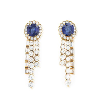 View full screen - View 1 of Lot 872. Paire de pendants d'oreille saphirs et diamants | Pair of sapphire and diamond pendent earrings.