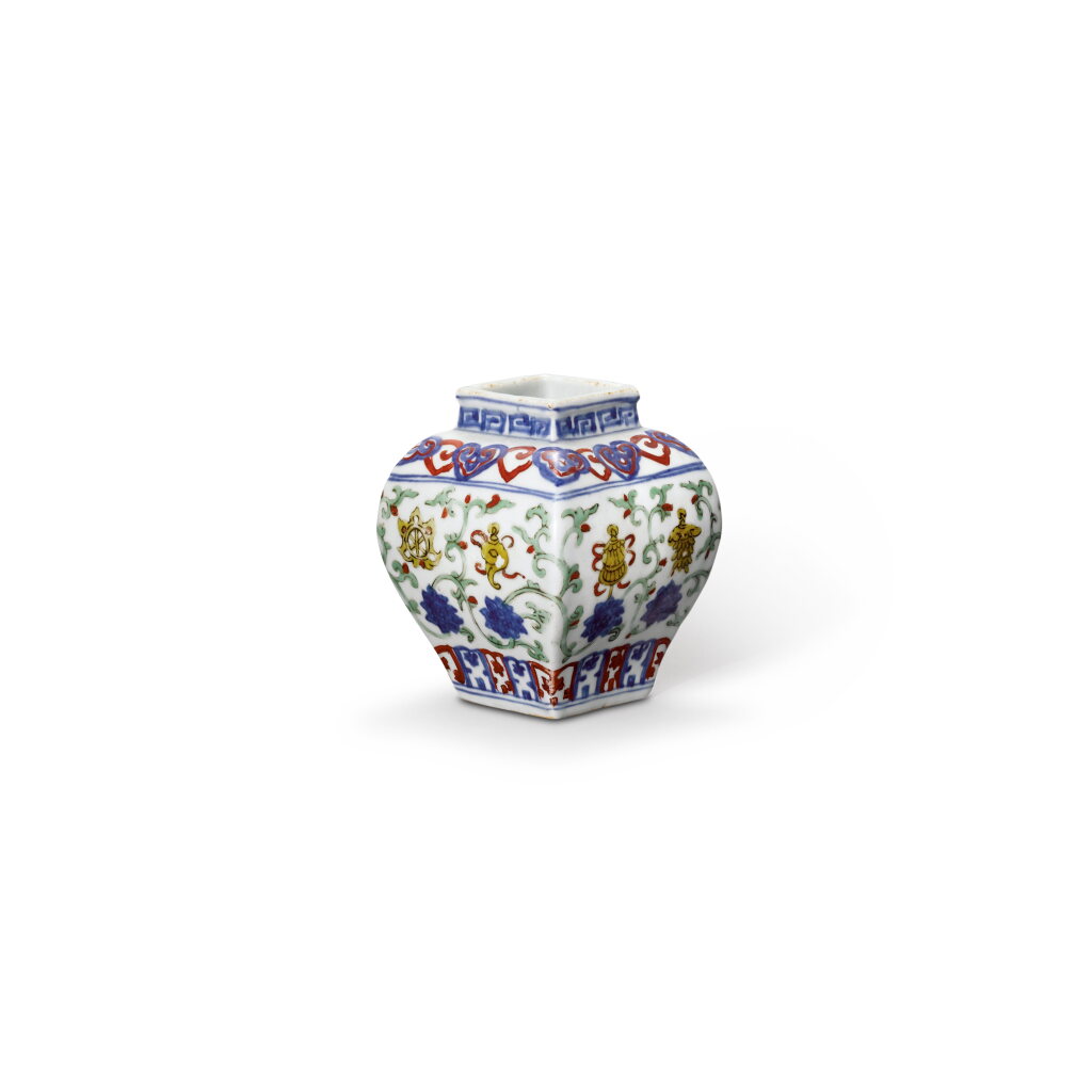 全萤幕检视 - 查看308A small wucai ‘bajixiang and lotus’ square baluster jar, Mark and period of Jiajing的1