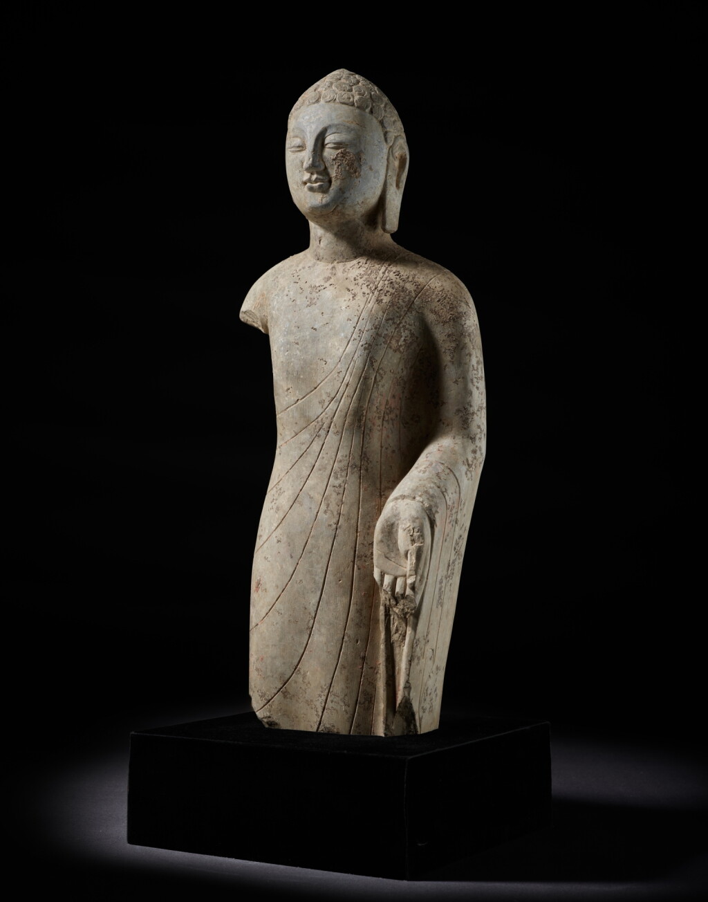 View full screen - View 1 of Lot 6087. A rare carved limestone figure of Buddha, Northern Qi dynasty | 北齊 石雕立佛像.