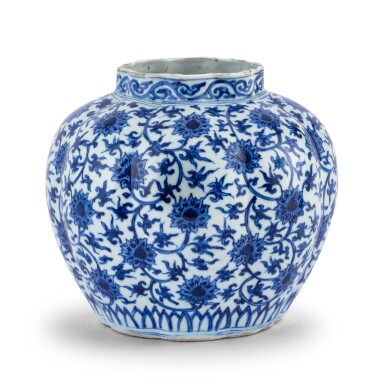 View full screen - View 1 of Lot 16. Vase lobé bleu blanc à décor de lotus Dynastie Ming, époque Jiajing | 明嘉靖 青花纏枝蓮紋瓜棱式罐 | A lobed blue and white 'lotus' vase, Ming Dynasty, Jiajing period.