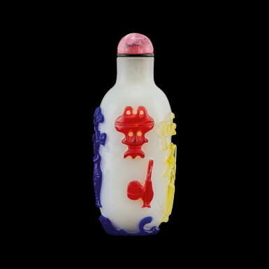 View full screen - View 1 of Lot 1058. A five-colour overlay white glass 'Hundred Antiques' snuff bottle Qing dynasty, 18th - 19th century | 清十八至十九世紀 涅白地套五色料清供圖鼻煙壺.