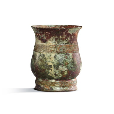 View full screen - View 1 of Lot 37. An inscribed archaic bronze ritual wine vessel (Zhi), Late Shang / Early Western Zhou dynasty | 商末 / 西周初 父辛觶 .