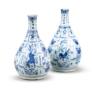View full screen - View 1 of Lot 22. A pair of blue and white 'kraak' bottle vases Ming dynasty, Wanli period | 明萬曆 克拉克青花瓶一對.