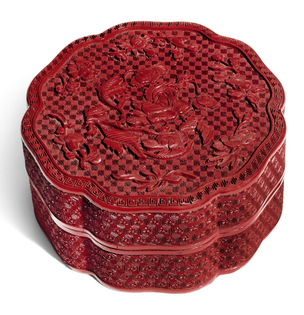 全螢幕檢視 - 查看261A CARVED CINNABAR LACQUER BOX AND COVER QING DYNASTY, QIANLONG PERIOD | 清乾隆 剔紅花卉紋花式蓋盒的1