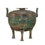 AN ARCHAIC BRONZE RITUAL FOOD VESSEL, DING SPRING AND AUTUMN PERIOD | 東周春秋時期 青銅蟠虺紋三足蓋鼎