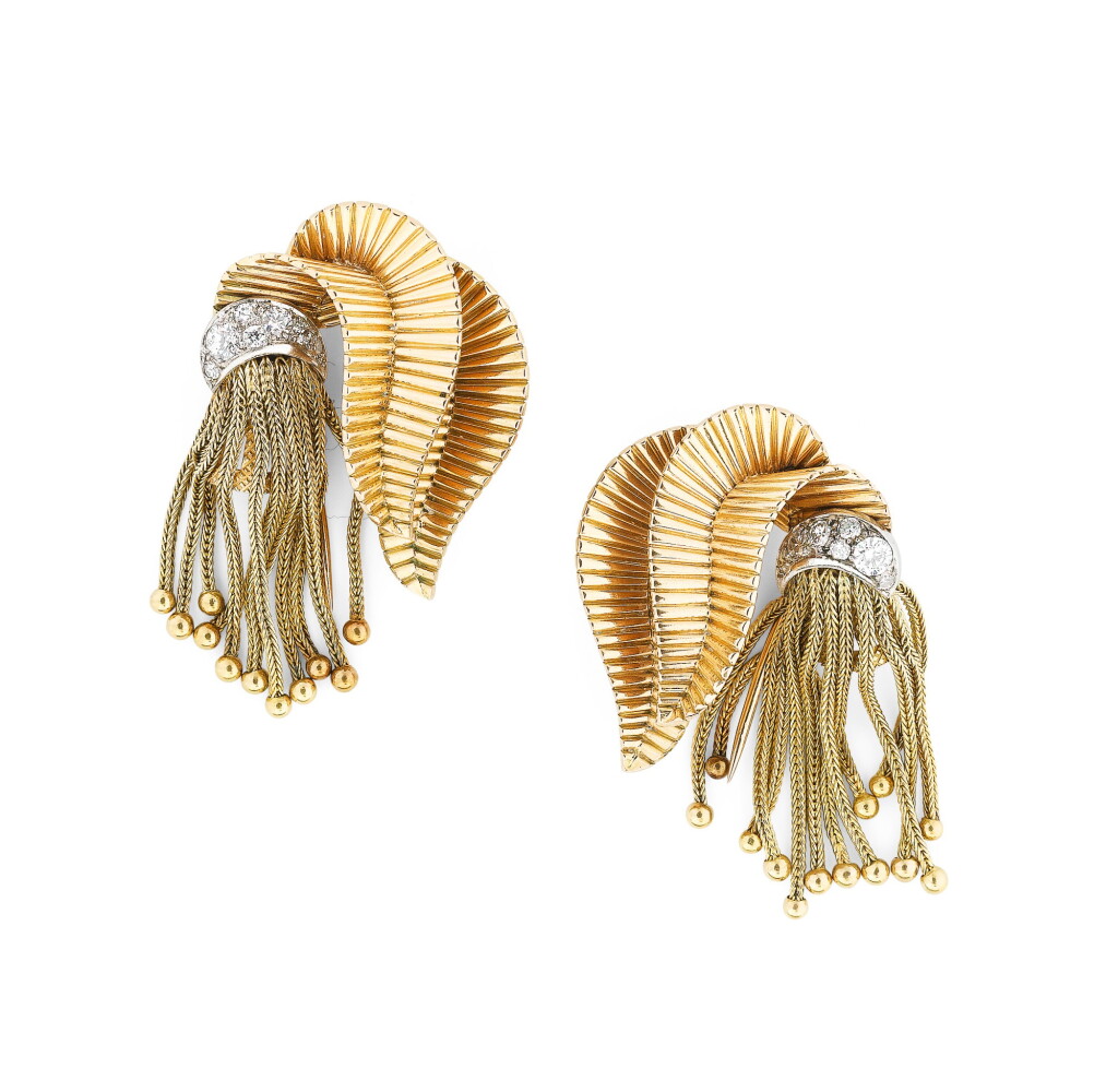 View full screen - View 1 of Lot 38. PAIRE DE CLIPS DIAMANTS | PAIR OF DIAMOND CLIP-BROOCHES.