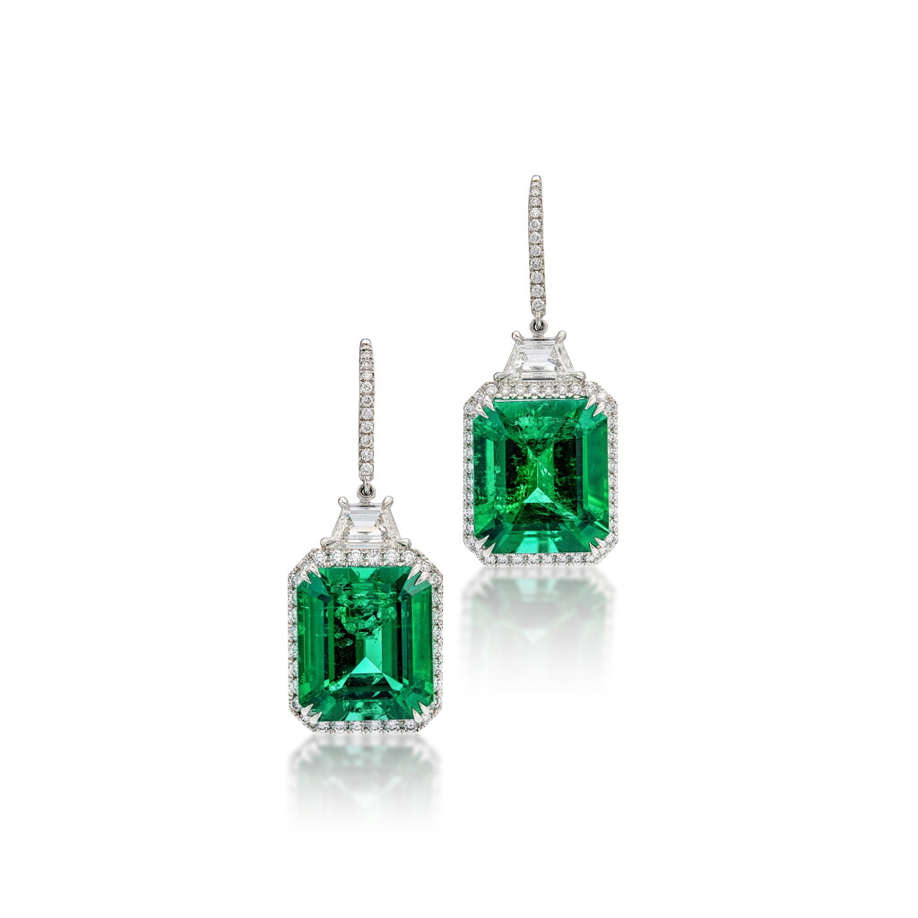 View full screen - View 1 of Lot 1698. Pair of Emerald and Diamond Pendent Earrings | 10.84 及 9.79克拉 天然「哥倫比亞」無油祖母綠 配 鑽石 耳墜一對.